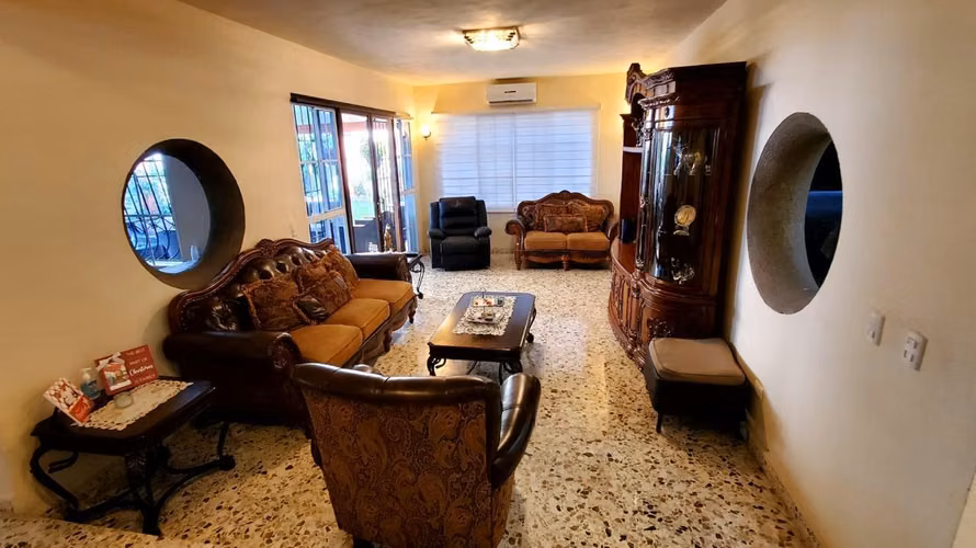LOMAS DE SAN FRANCISCO, VENDO CASA GRANDE DE ESQUINA CON UBICACION PRIVILEGIADA - Imagen 8