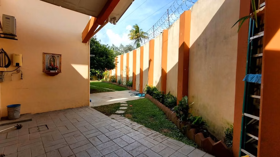 LOMAS DE SAN FRANCISCO, VENDO CASA GRANDE DE ESQUINA CON UBICACION PRIVILEGIADA - Imagen 2