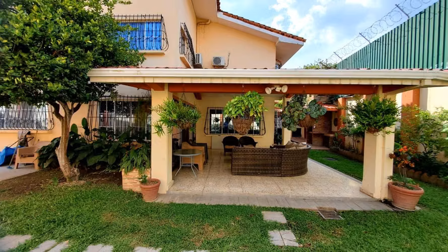 LOMAS DE SAN FRANCISCO, VENDO CASA GRANDE DE ESQUINA CON UBICACION PRIVILEGIADA - Imagen 5