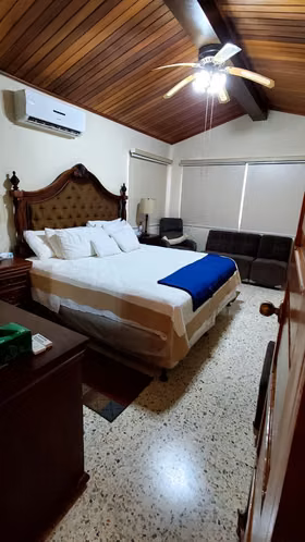 LOMAS DE SAN FRANCISCO, VENDO CASA GRANDE DE ESQUINA CON UBICACION PRIVILEGIADA - Imagen 11