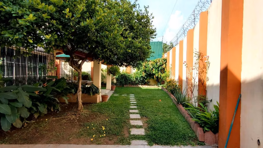 LOMAS DE SAN FRANCISCO, VENDO CASA GRANDE DE ESQUINA CON UBICACION PRIVILEGIADA - Imagen 6
