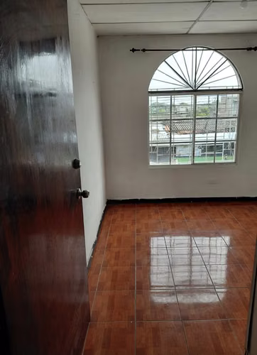 OPORTUNIDAD DE INVERSIÓN en venta casa de 2 niveles en la Cima 2, sobre calle principal, SS.