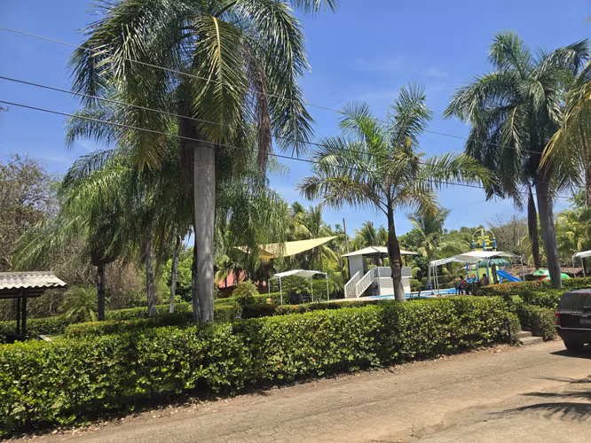 CASA AMPLIA EN VENTA EN RESID. DE PLAYA " LAS VERANERAS", LOS COBANOS -SONSONATE