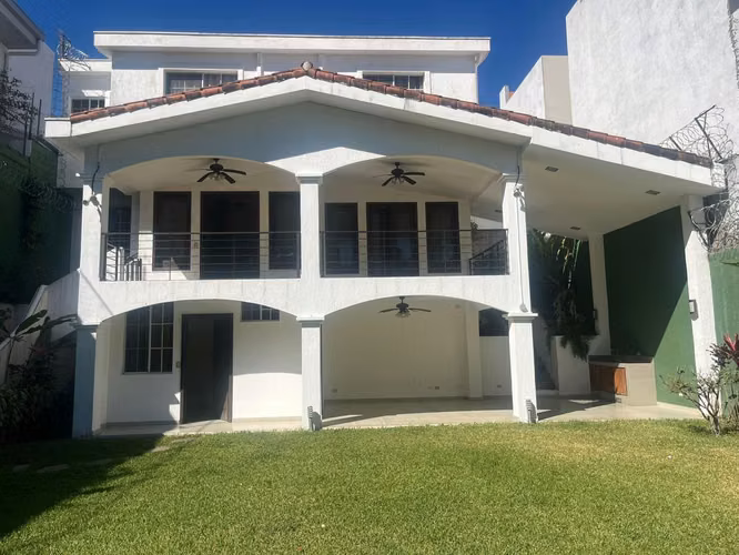 Amplia Casa en Alquiler en Residencial La Esmeralda | 4 Habitaciones y Jardín Privado