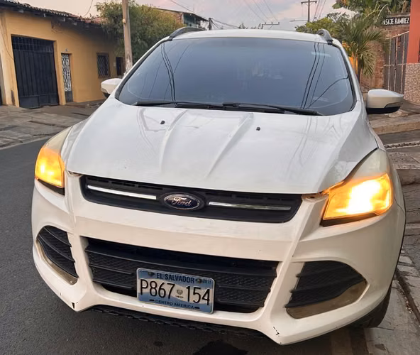 Vendo camioneta Ford scape 2015