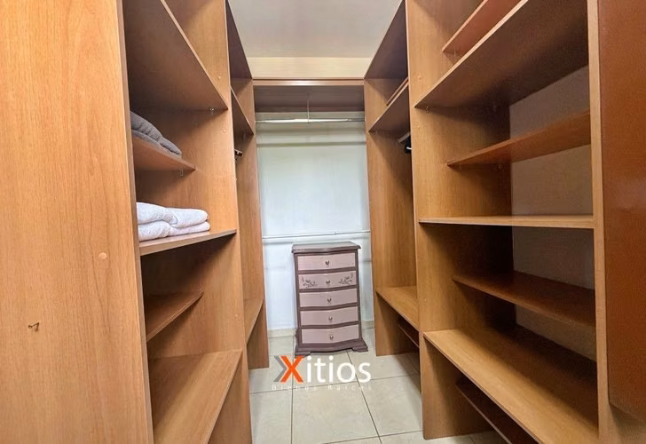VENDO!! casa, amplia, bien ubicada en Santa Elena!
