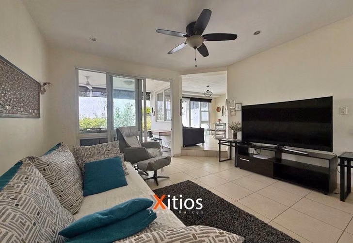 VENDO!! casa, amplia, bien ubicada en Santa Elena!