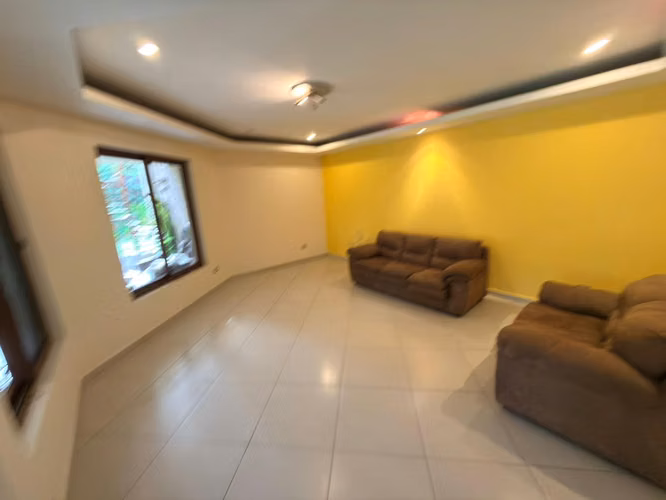 SE VENDE CASA QUINTAS DE SANTA ELENA, tiene de terreno 3,000 v2 y 650 m