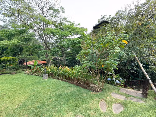 SE VENDE CASA QUINTAS DE SANTA ELENA, tiene de terreno 3,000 v2 y 650 m