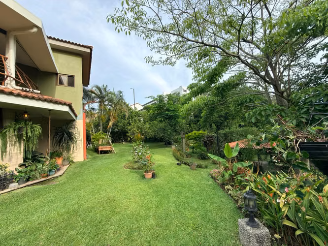 SE VENDE CASA QUINTAS DE SANTA ELENA, tiene de terreno 3,000 v2 y 650 m