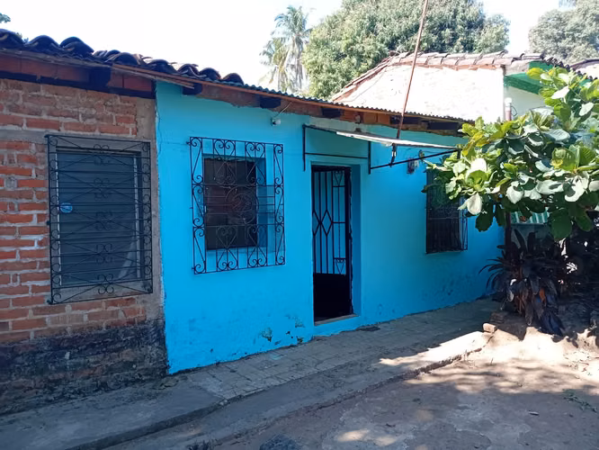 TERRENO CON CONSTRUCCION  EN COLONIA CASTRO SANTA ANA