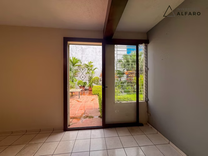 Amplia casa de dos niveles en Santa Ana, Las Mercedes - Imagen 18