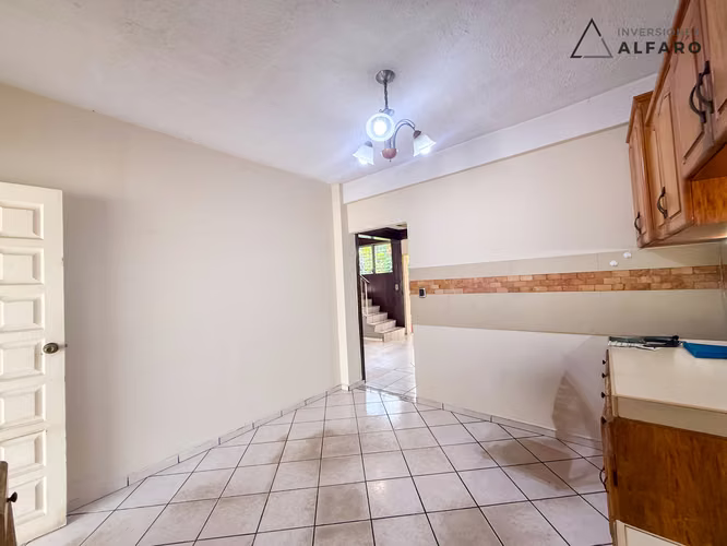 Amplia casa de dos niveles en Santa Ana, Las Mercedes - Imagen 11