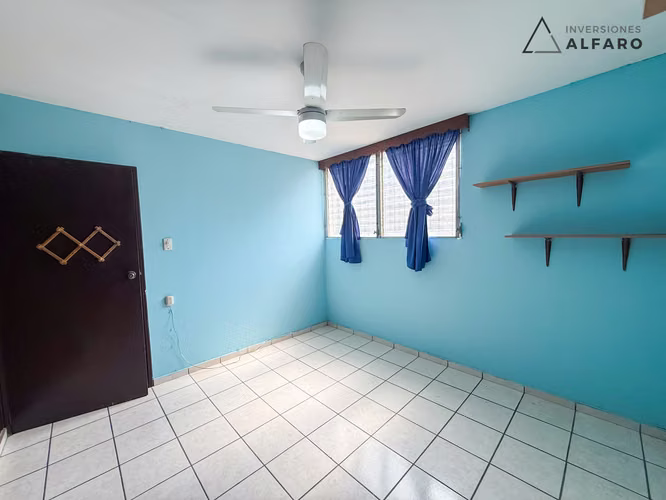 Amplia casa de dos niveles en Santa Ana, Las Mercedes - Imagen 10