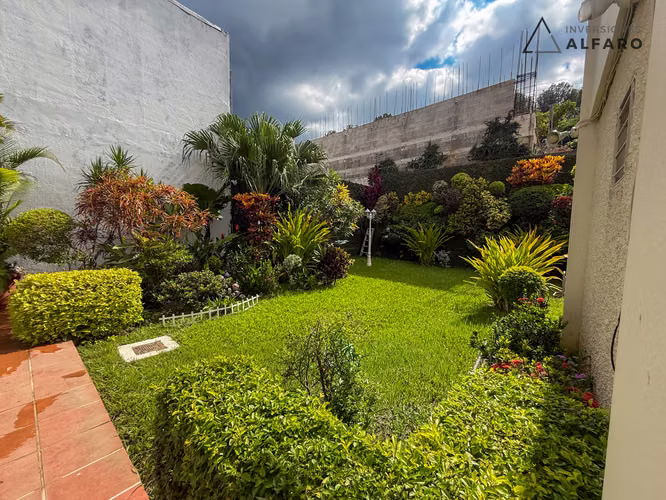 Amplia casa de dos niveles en Santa Ana, Las Mercedes - Imagen 19