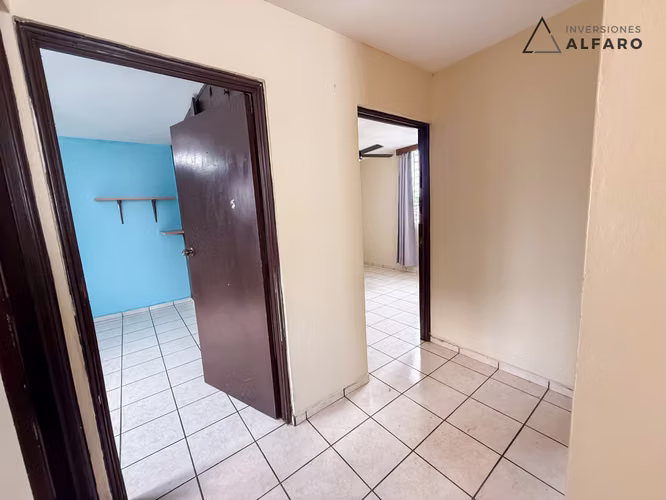Amplia casa de dos niveles en Santa Ana, Las Mercedes - Imagen 14
