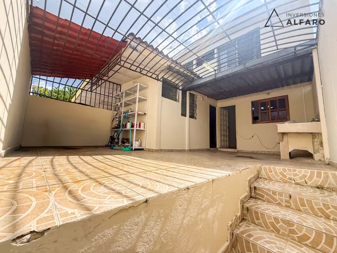 Amplia casa de dos niveles en Santa Ana, Las Mercedes - Imagen 15