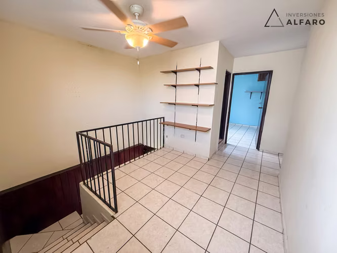 Amplia casa de dos niveles en Santa Ana, Las Mercedes - Imagen 16