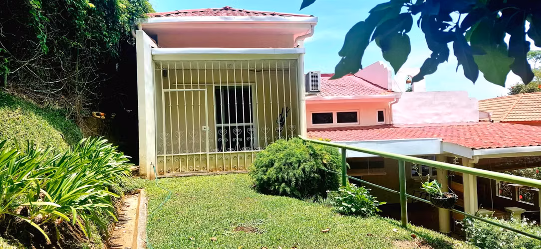 LINDA CASA EN EXCLUSIVA RESIDENCIAL LOS MANANTIALES,PRIVADO,EXC. UBICACION,A 10 MIN. DE SAN SALV. Y 20 MIN. DE SURF CITY - Imagen 12
