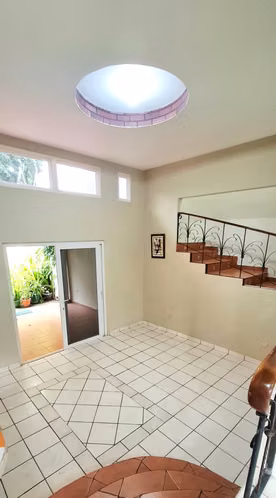 LINDA CASA EN EXCLUSIVA RESIDENCIAL LOS MANANTIALES,PRIVADO,EXC. UBICACION,A 10 MIN. DE SAN SALV. Y 20 MIN. DE SURF CITY - Imagen 6