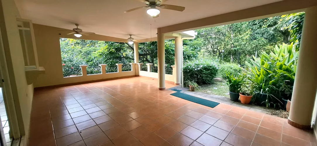 LINDA CASA EN EXCLUSIVA RESIDENCIAL LOS MANANTIALES,PRIVADO,EXC. UBICACION,A 10 MIN. DE SAN SALV. Y 20 MIN. DE SURF CITY - Imagen 8