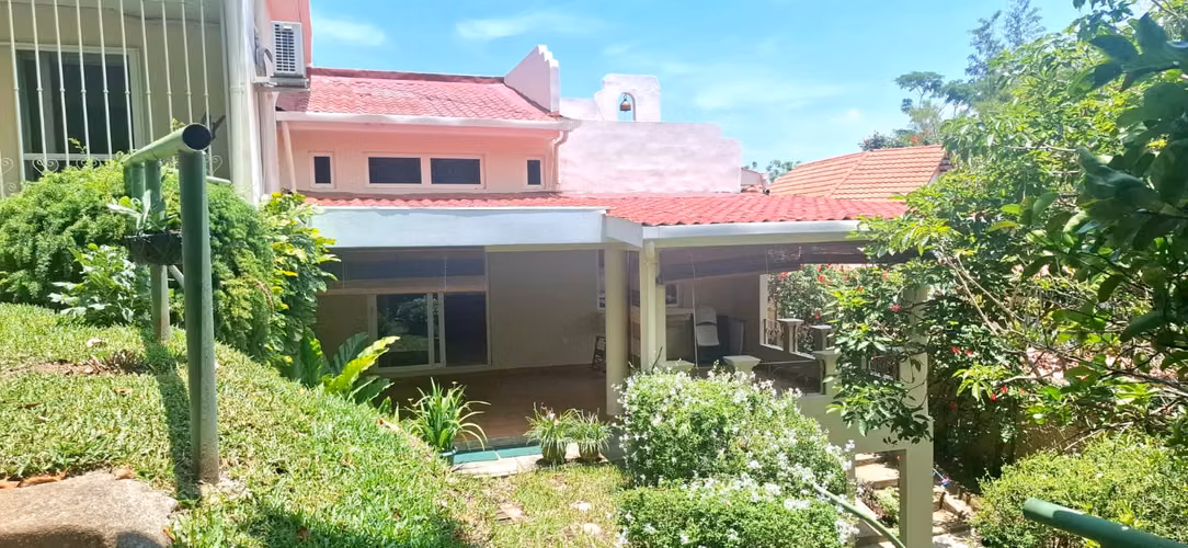 LINDA CASA EN EXCLUSIVA RESIDENCIAL LOS MANANTIALES,PRIVADO,EXC. UBICACION,A 10 MIN. DE SAN SALV. Y 20 MIN. DE SURF CITY - Imagen 7