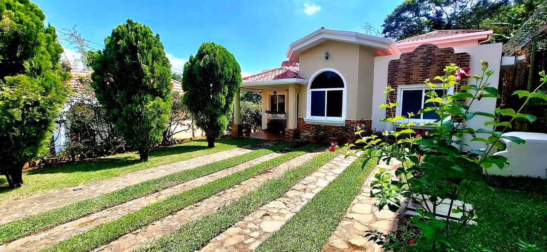 LINDA CASA EN EXCLUSIVA RESIDENCIAL LOS MANANTIALES,PRIVADO,EXC. UBICACION,A 10 MIN. DE SAN SALV. Y 20 MIN. DE SURF CITY - Imagen 5