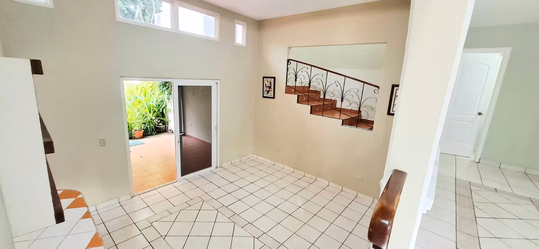 LINDA CASA EN EXCLUSIVA RESIDENCIAL LOS MANANTIALES,PRIVADO,EXC. UBICACION,A 10 MIN. DE SAN SALV. Y 20 MIN. DE SURF CITY