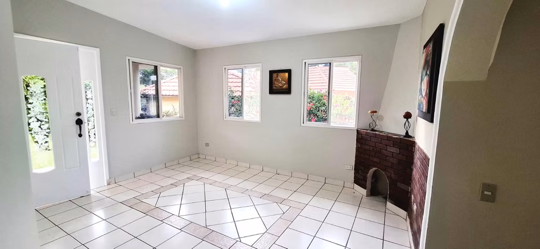 LINDA CASA EN EXCLUSIVA RESIDENCIAL LOS MANANTIALES,PRIVADO,EXC. UBICACION,A 10 MIN. DE SAN SALV. Y 20 MIN. DE SURF CITY - Imagen 2