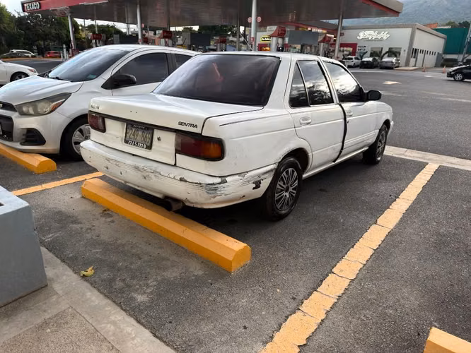 Vendo Nissan Sentra B13, estándar 95