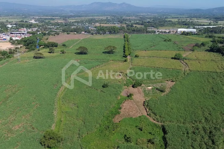 Terreno en venta con vocación habitacional e industrial