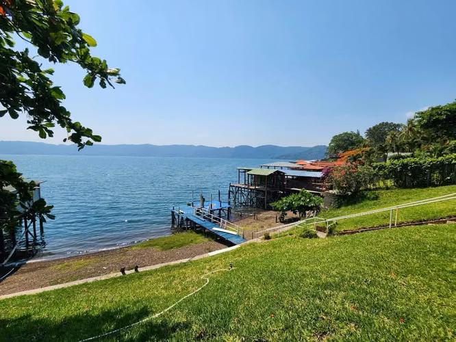 Hermosa Casa En El Lago de Coatepeque en Venta