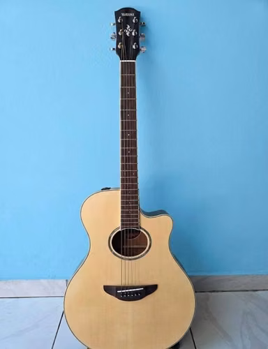 Vengo guitarra nueva.