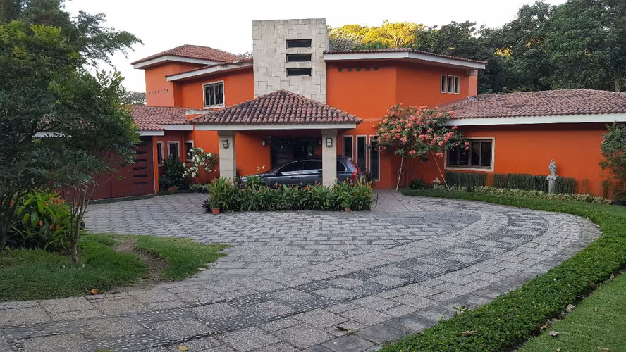 Venta de casa en Nuevo Cuscatlán, Residencial Quintas de Santa Elena