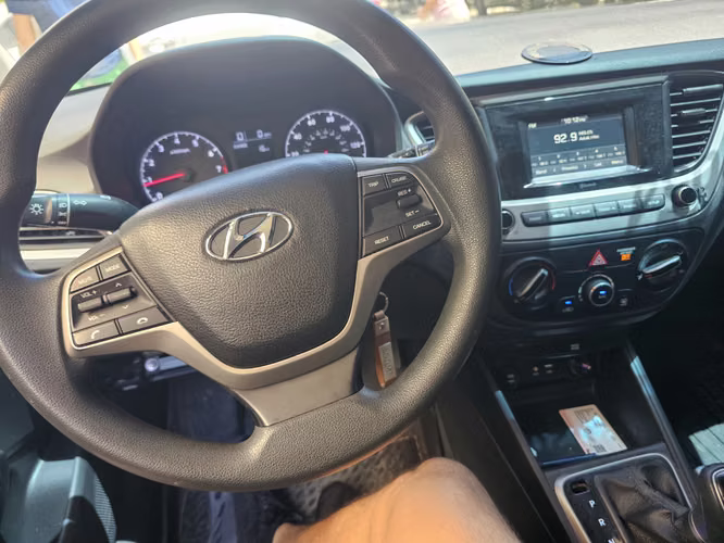 $7100 neg. HYUNDAI ACCENT 2020 .  Automático - Imagen 4