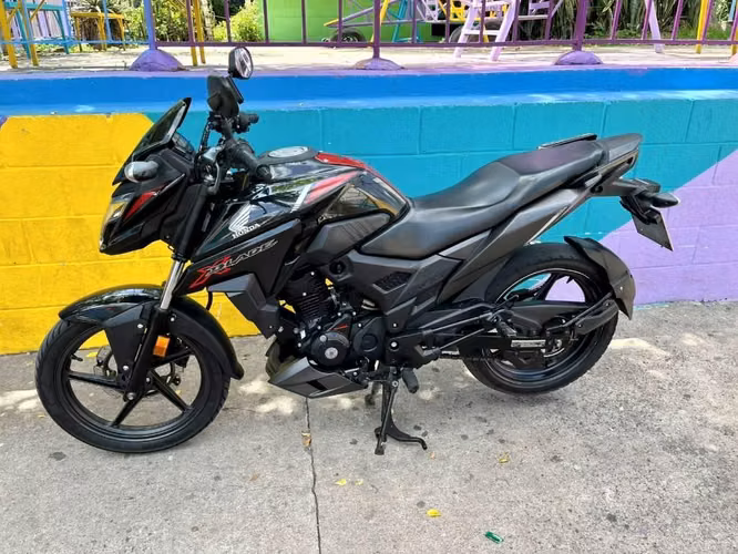 HONDA X-Blade 2025 en excelente estado