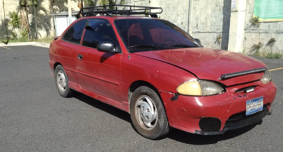 1999 Hyundai Accent AUTOMATICO con parrilla y burbujas