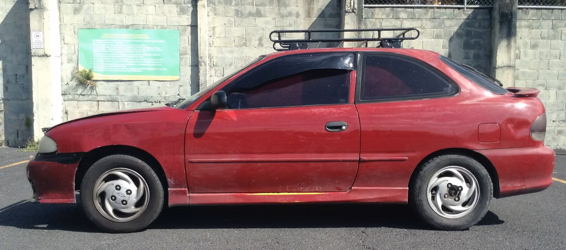 1999 Hyundai Accent AUTOMATICO con parrilla y burbujas