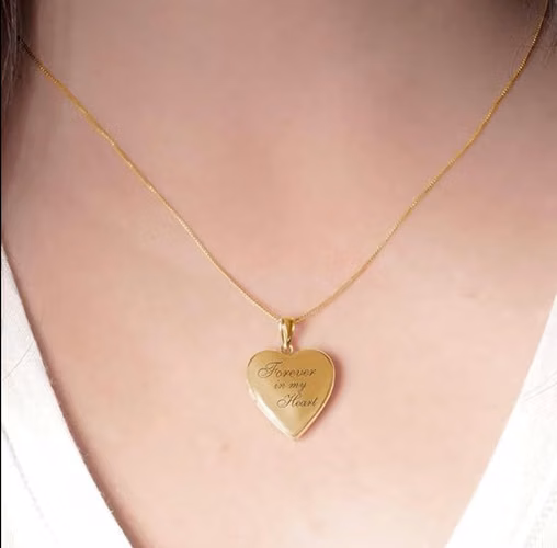 Dije relicario bicolor de oro de 10 quilates "Forever in my Heart" (Para siempre en mi corazón)