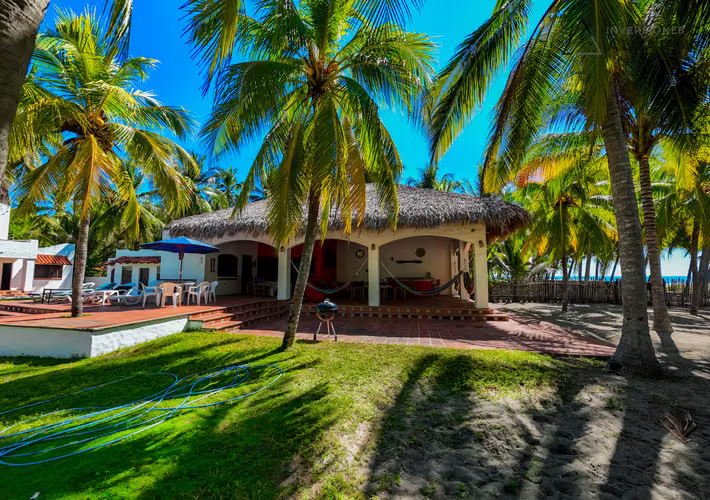 Casa Frente al Mar en Barra de Santiago con 8,811 v² y Gran Potencial - Imagen 7