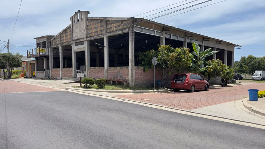INVERSIONITAS!! NUEVO LOURDES PONIENTE, VENDO PROPIEDAD GRANDE PARA USO COMERCIAL