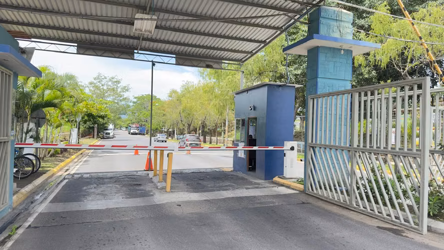 INVERSIONITAS!! NUEVO LOURDES PONIENTE, VENDO PROPIEDAD GRANDE PARA USO COMERCIAL - Imagen 2