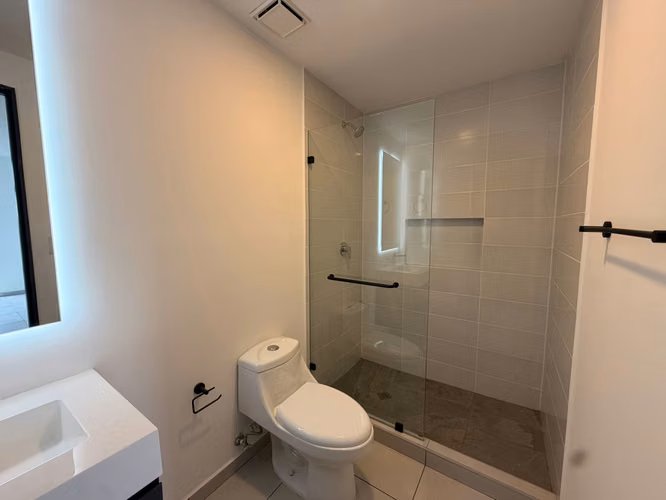 SE ALQUILA APARTAMENTO ALTURAS DEL BOSQUE. NUEVO CON LÍNEA BLANCA