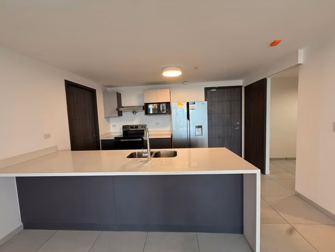 SE ALQUILA APARTAMENTO ALTURAS DEL BOSQUE. NUEVO CON LÍNEA BLANCA