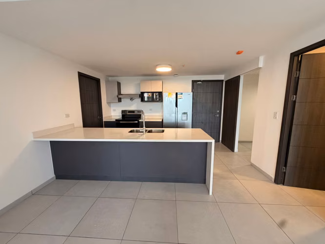 SE ALQUILA APARTAMENTO ALTURAS DEL BOSQUE. NUEVO CON LÍNEA BLANCA