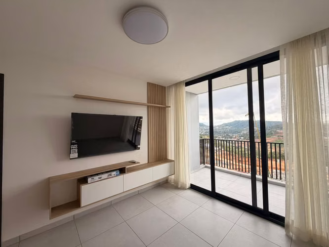 SE ALQUILA APARTAMENTO ALTURAS DEL BOSQUE. NUEVO CON LÍNEA BLANCA