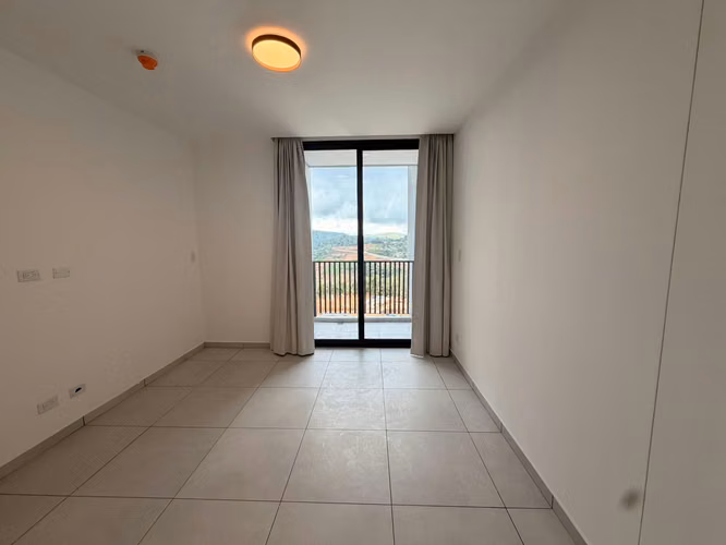 SE ALQUILA APARTAMENTO ALTURAS DEL BOSQUE. NUEVO CON LÍNEA BLANCA