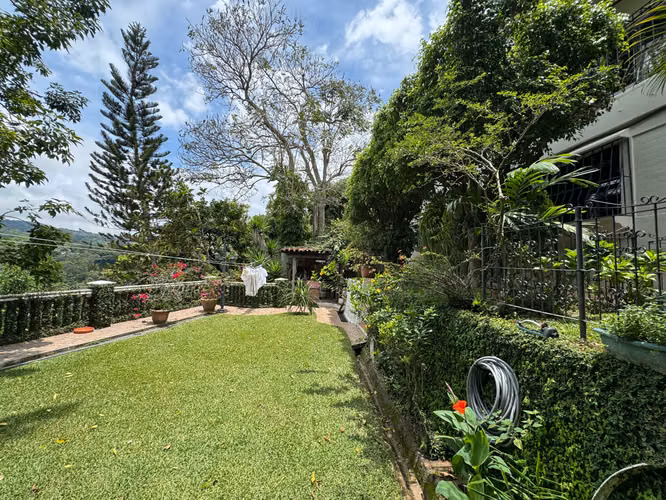 SE VENDE CASA LOS PLANES DE RENDERO con linda vista y con finos acabados