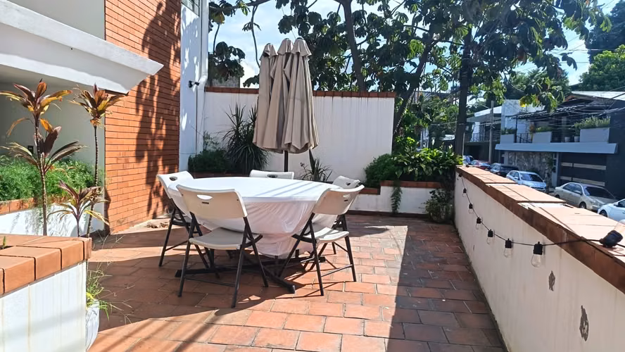 Alquilo Casa Recién Remodelada en San Benito, con 17 Mtrs de Frente