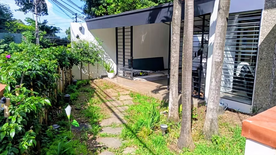 Alquilo Casa Recién Remodelada en San Benito, con 17 Mtrs de Frente